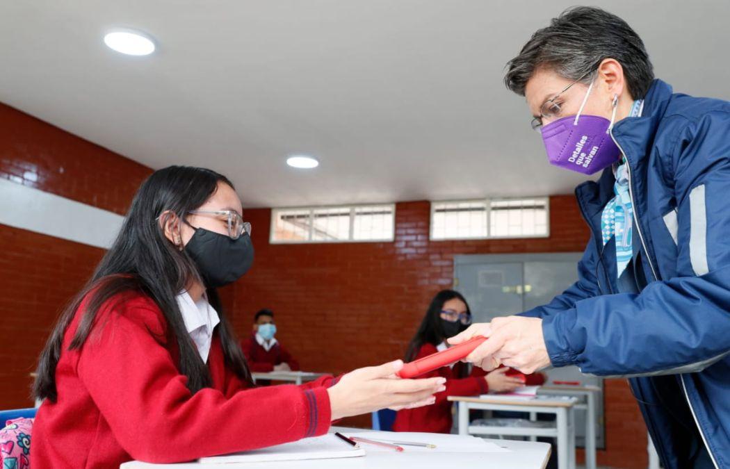 Claudia López entrega una tablet