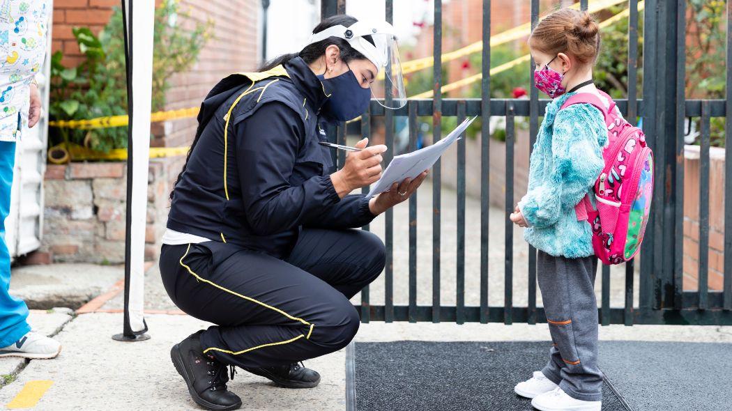 Niña entrando a un colegio de Bogotá