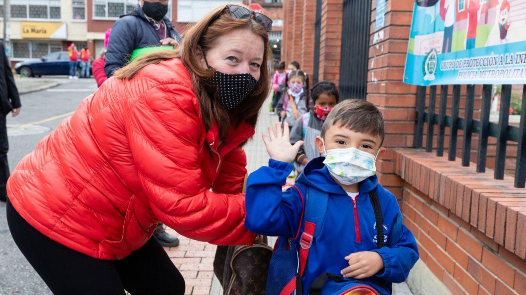 Niño a la entrada de un colegio en Bogotá