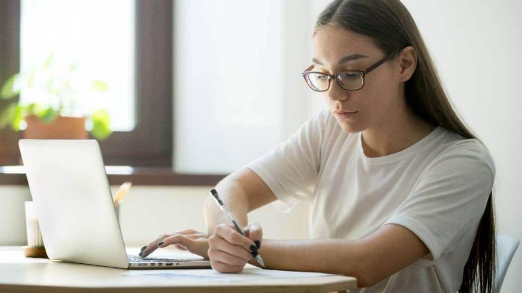 Imagen de una mujer en su computador 