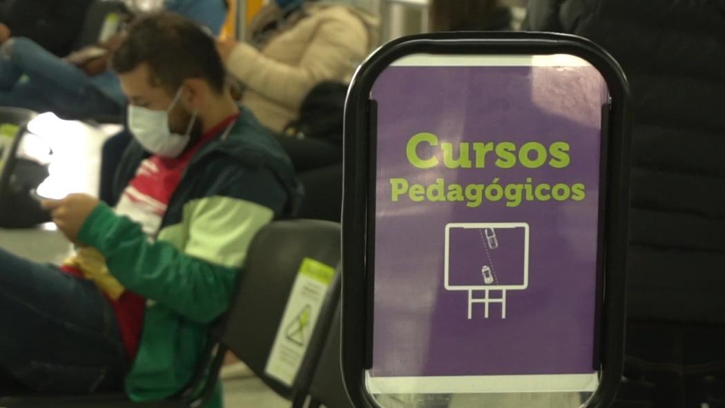 Fotografía de personas esperando su curso pedagógico.