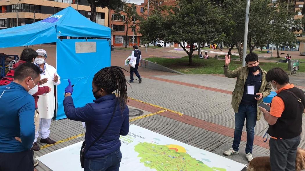 Personas participando en un proceso de elección de obras.