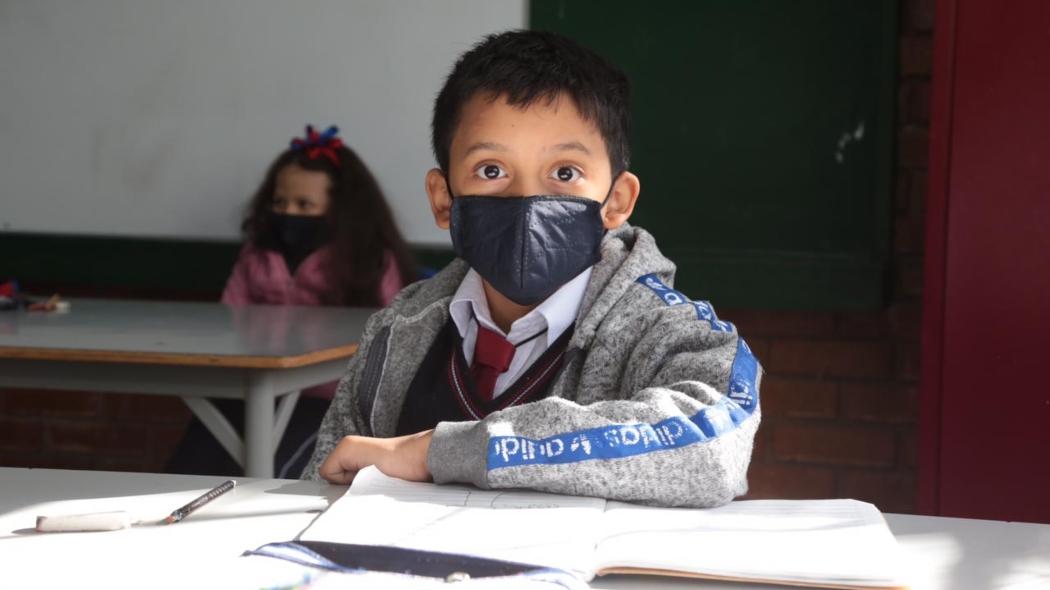 Niño con tapabocas en clase