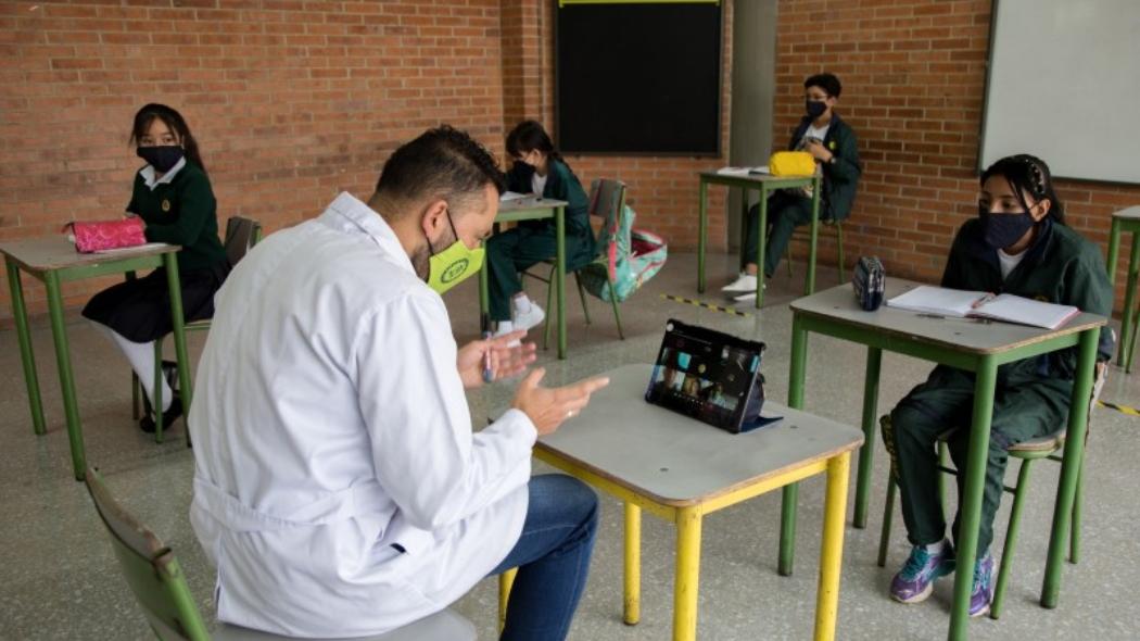 Profesor en salón