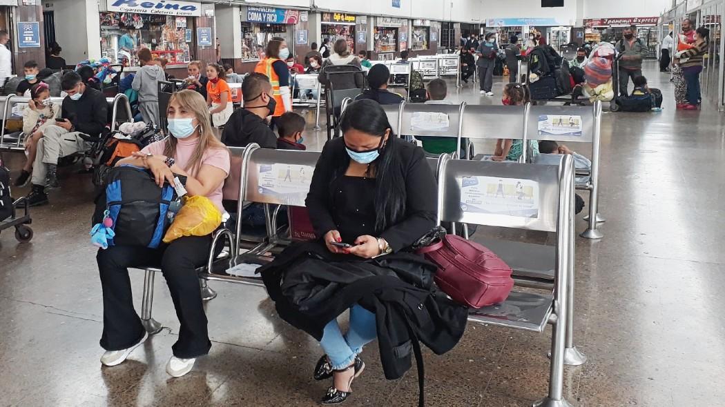 Personas en la Terminal de Bogotá.