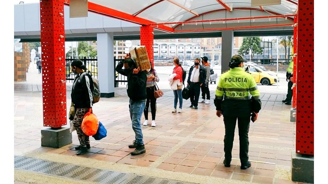 Personas ingresando a la Terminal.