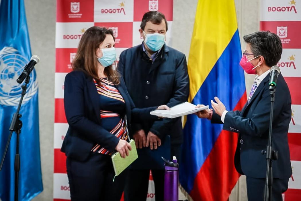  La alcaldesa Claudia López entregó el informe a la representante de la Alta Comisionada para los DD.HH de la ONU, Juliette de Riveros. Foto. Alcaldía.