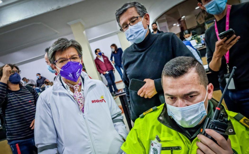 Claudia López y Hugo Acero en el PMU