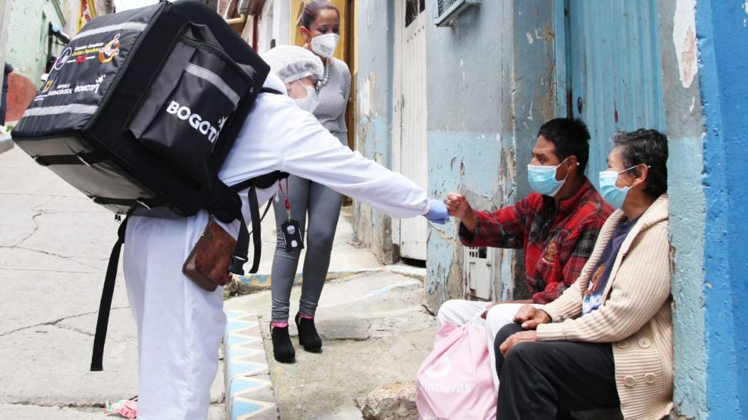 Entrega de comidas en la calle