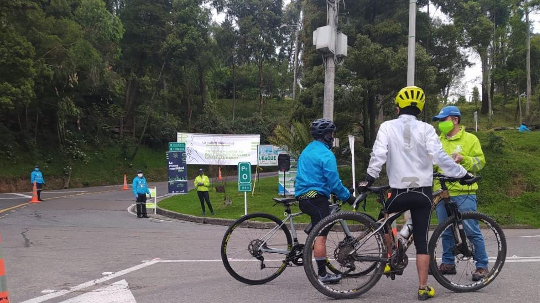 Personas en bicicleta.