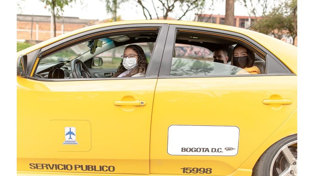 Mujer taxista conduciendo.