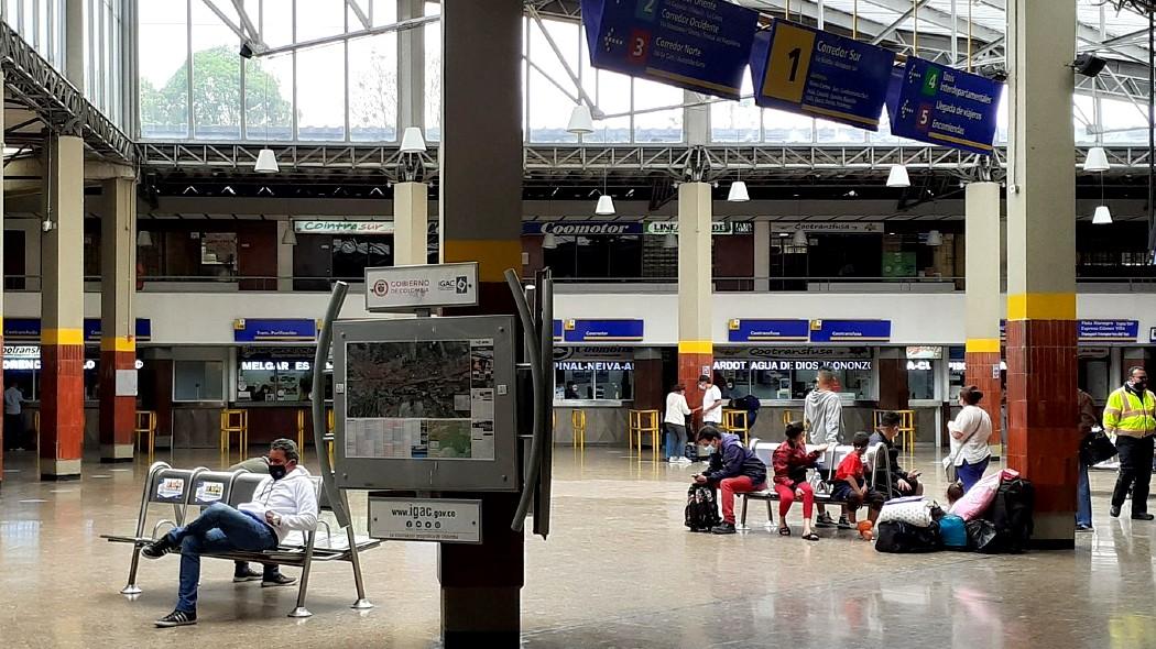 Personas en la Terminal de Bogotá.