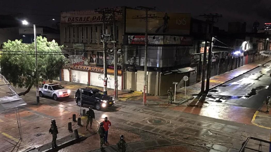 Calles vacías en la noche.