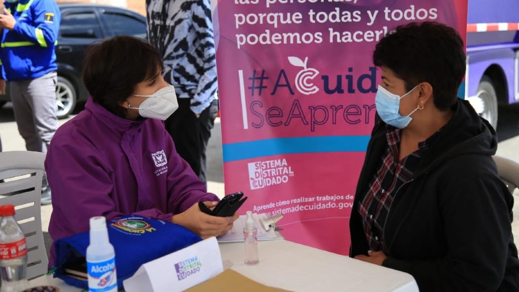 Mujer recibiendo atención.