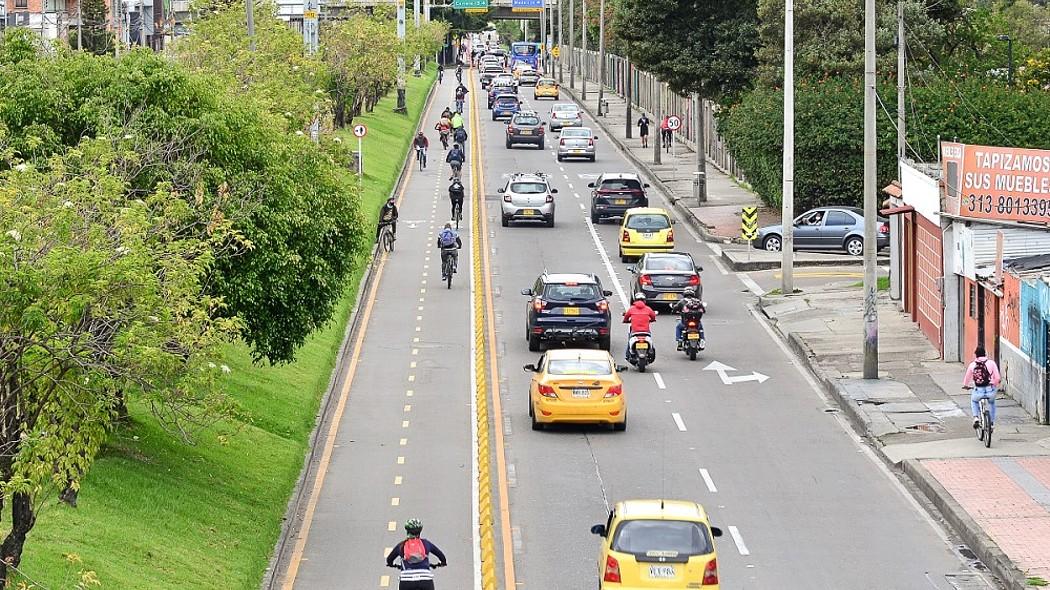 Personas en la ciclovía.