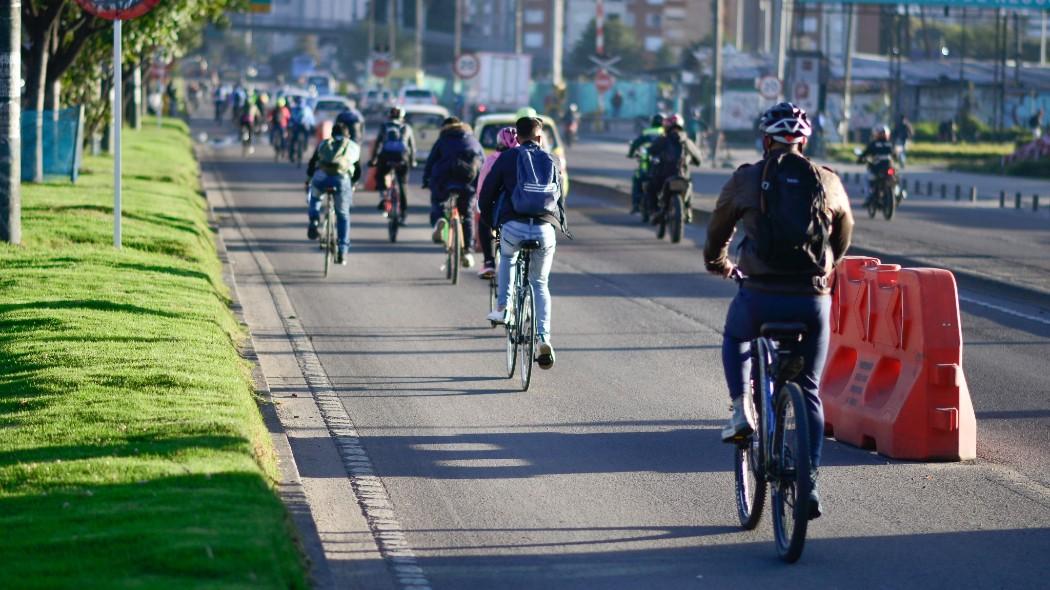 Personas en una ciclovía temporal.