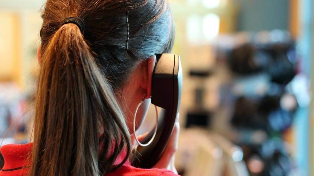 Imagen de una mujer haciendo una llamada telefónica.