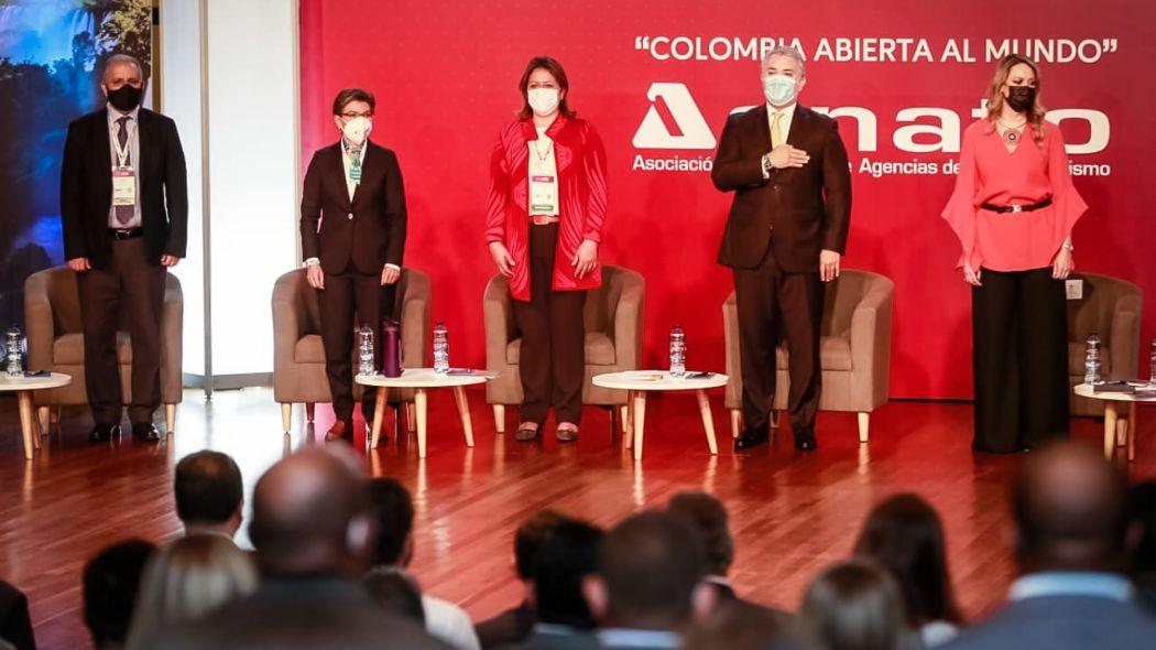 La alcaldesa Claudia López y el presidente Iván Duque durante el lanzamiento de la versión número 40 de la Vitrina Turística de Anato.