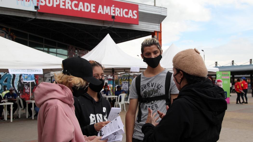 Jóvenes en el Portal de las Américas