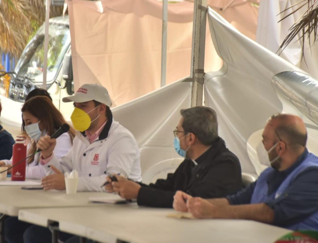 Personas de las delegaciones reunidas.