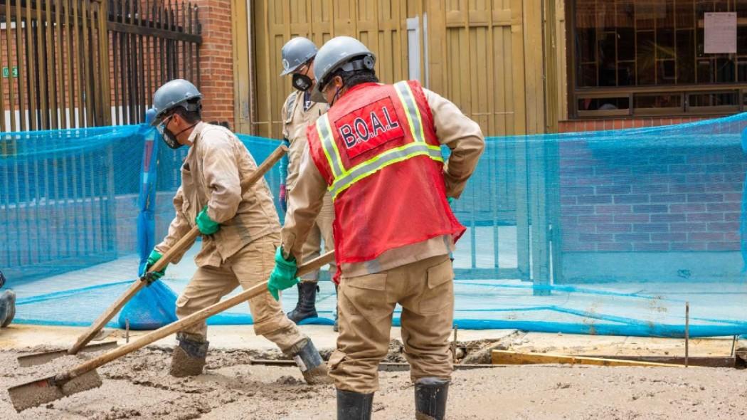 Personas trabajando en una obra de infraestructura.