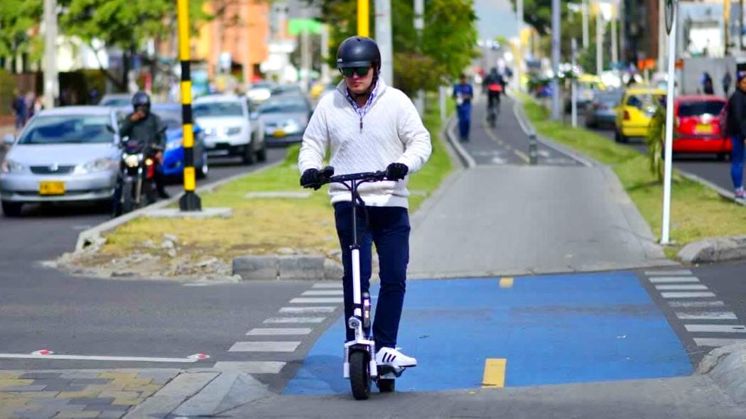 Persona en una patineta.