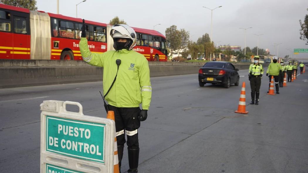 Policías haciendo control en la vía.