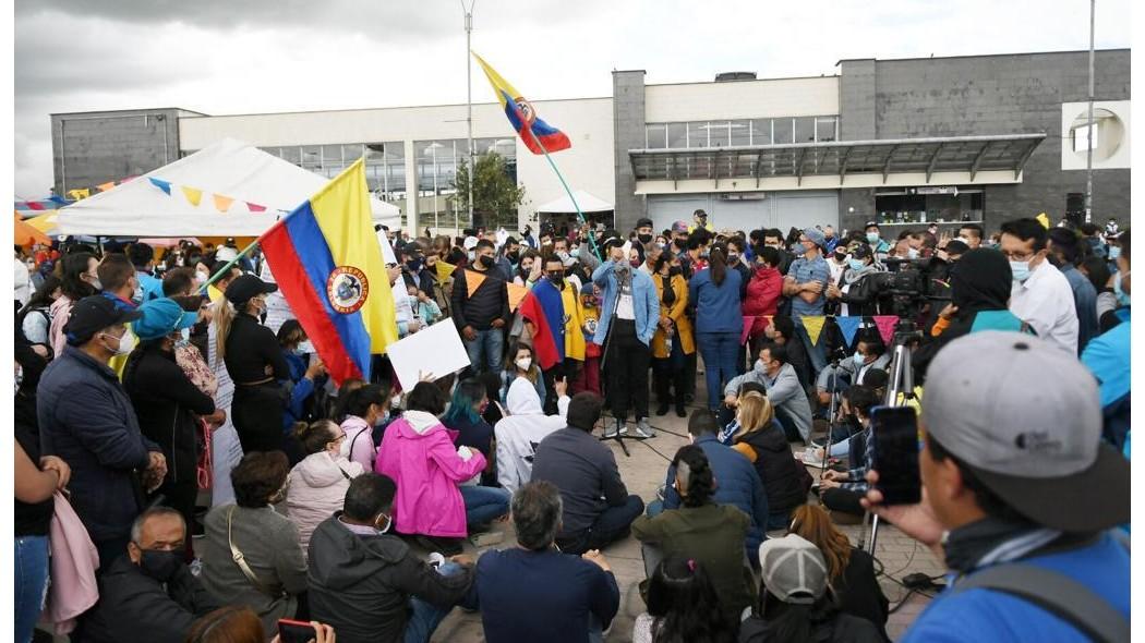 Manifestantes en el Portal Américas.