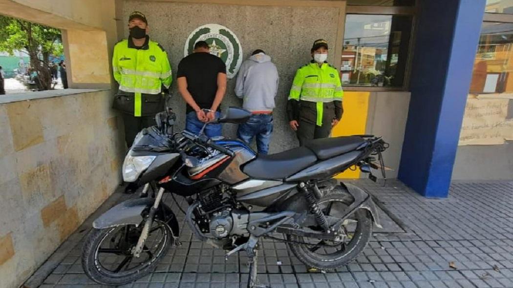 En la foto unos de los implicados en el hurto de la motocicleta