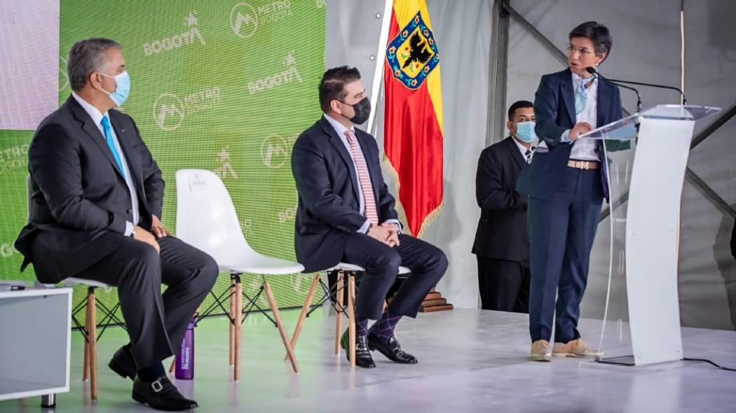 Alcaldesa Claudia López junto al presidente y funcionarios.