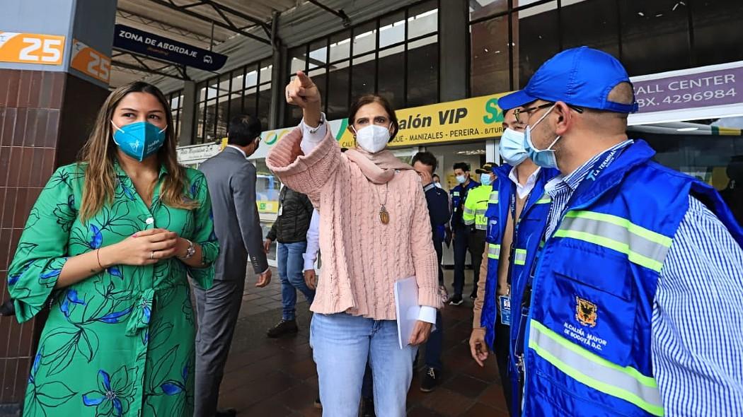 Gerente de la Terminal junto a la ministra de transporte.