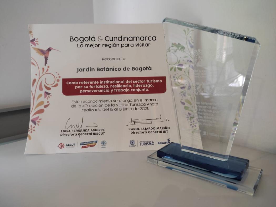 La directora del Jardín Botánico, Martha Liliana Perdomo, recibió esta distinción en la noche del jueves 17 de junio en Corferias. Foto: Jardín Botánico