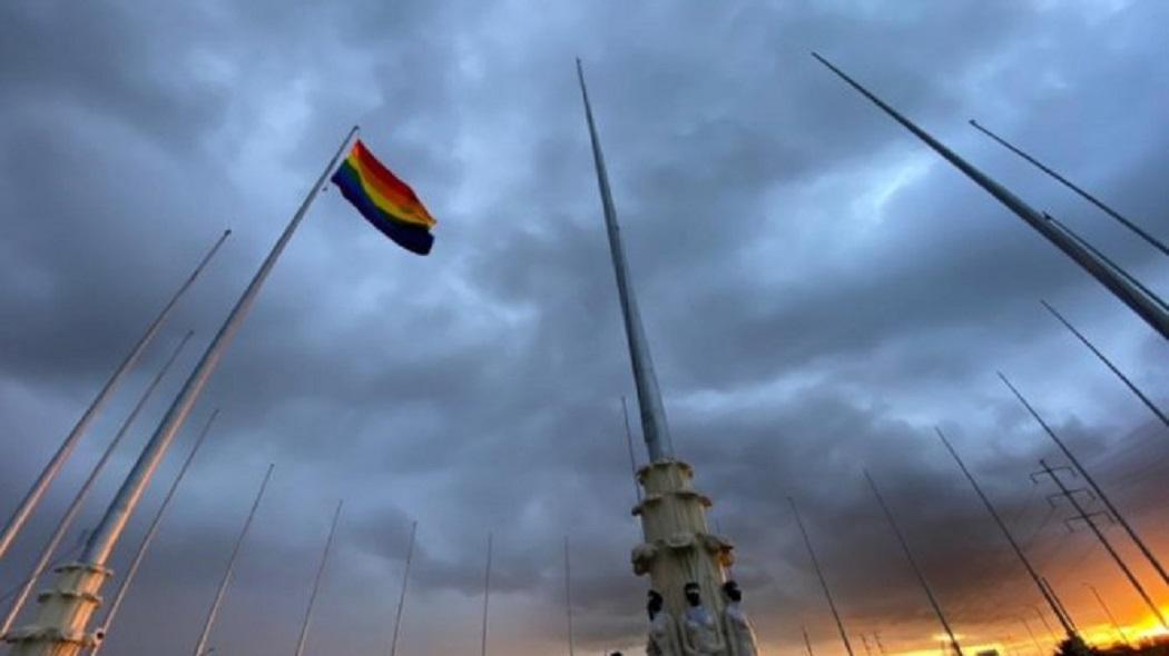 Durante la izada de la bandera gay se realizó una toma cultural 