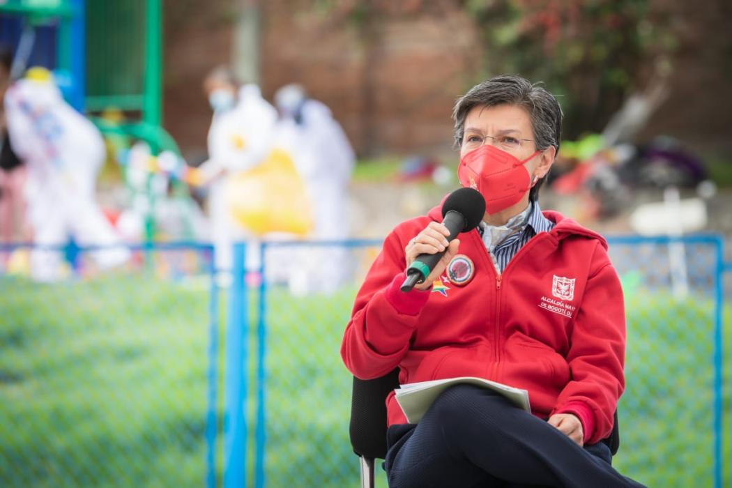 La alcaldesa Claudia López en el Centro Distrital de Integración y Derechos a Migrantes, Refugiados y Retornados (CEDID), que operará en el Centro de Desarrollo Comunitario del barrio Britalia, mostró su apoyo a esta población. Foto. Alcaldía.