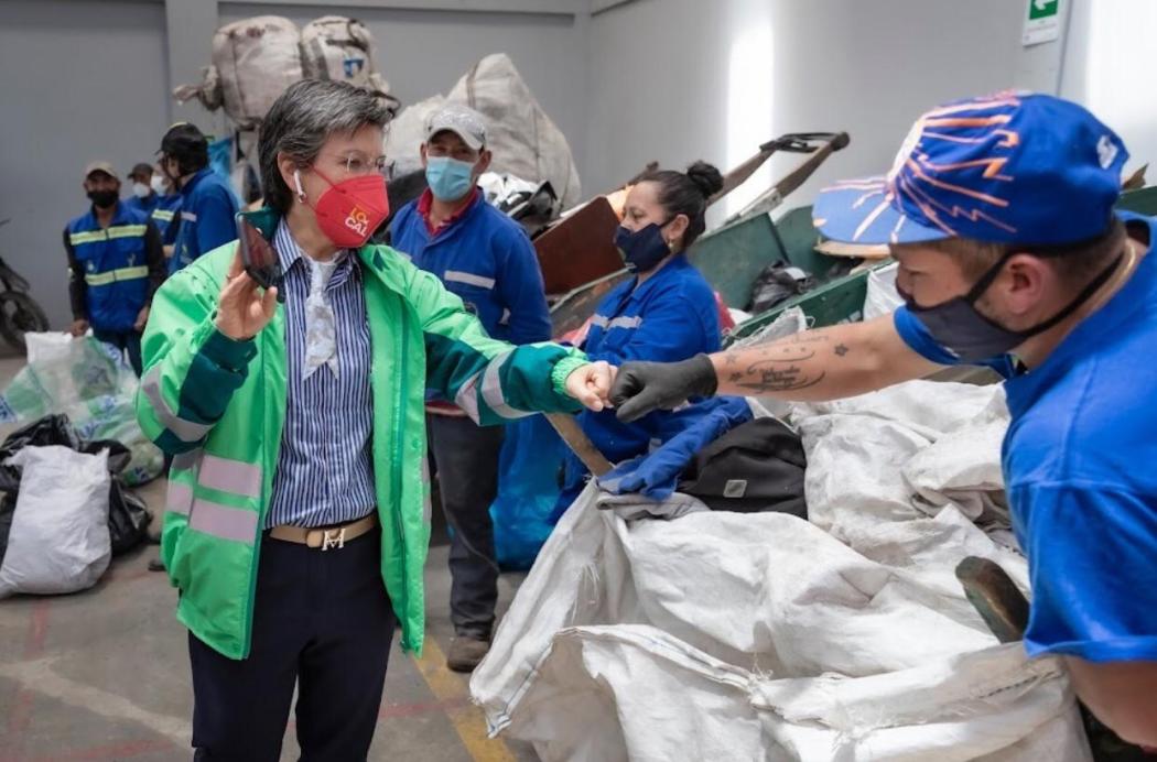 La alcaldesa Claudia López en su visita al Centro Transitorio de Cuidado al Carretero en Kennedy. Foto. Alcaldía.