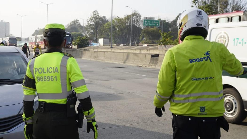 Policía en controles viales.