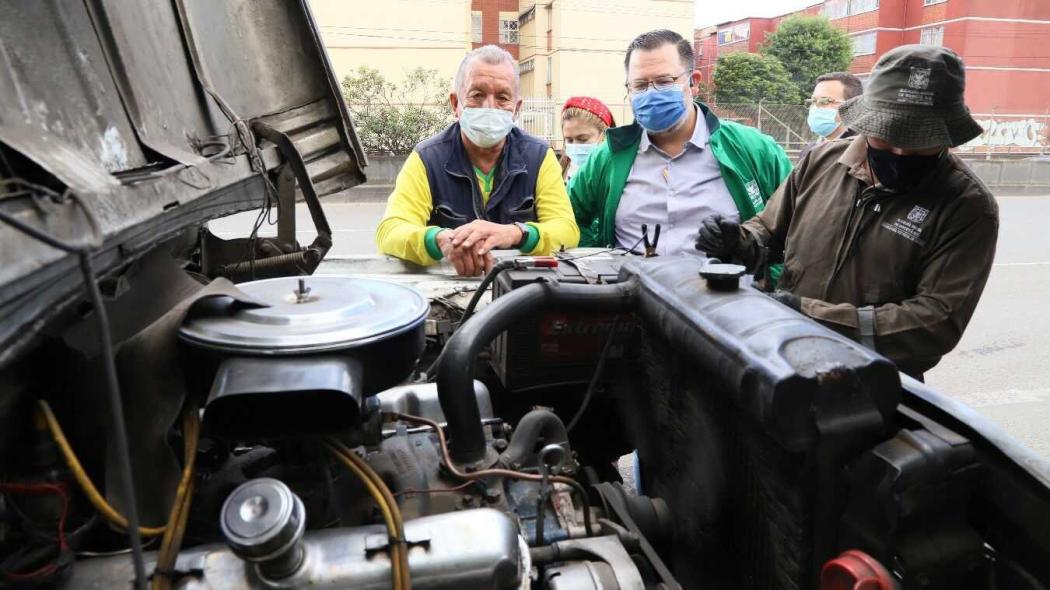 Profesionales de la subdirección de Calidad del Aire de la Secretaría de Ambiente realizando la revisión de un vehículo de carga. Foto: Secretaría de Ambiente.