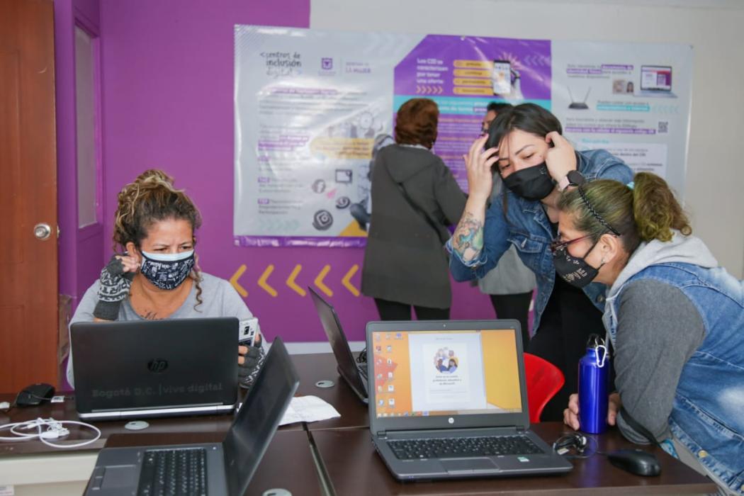 Es la apuesta territorial de la Secretaría de la Mujer para acercar espacios digitales para formación de mujeres diversas y vulnerables. Foto: SDM