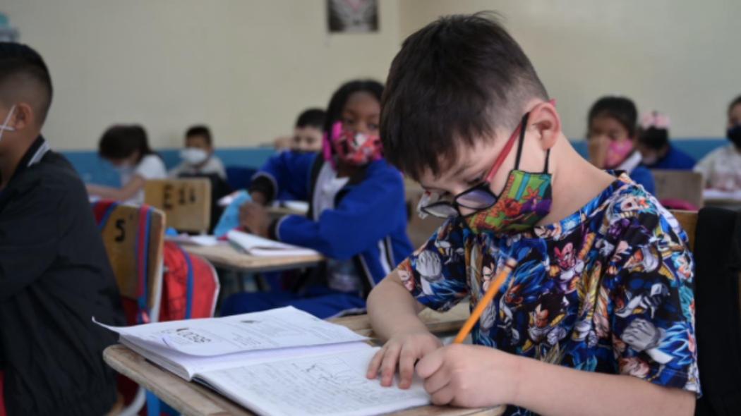 Niño en clase