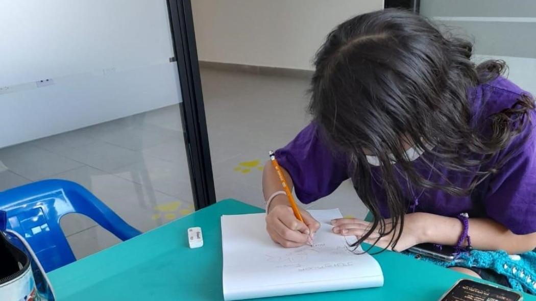 Niña estudia