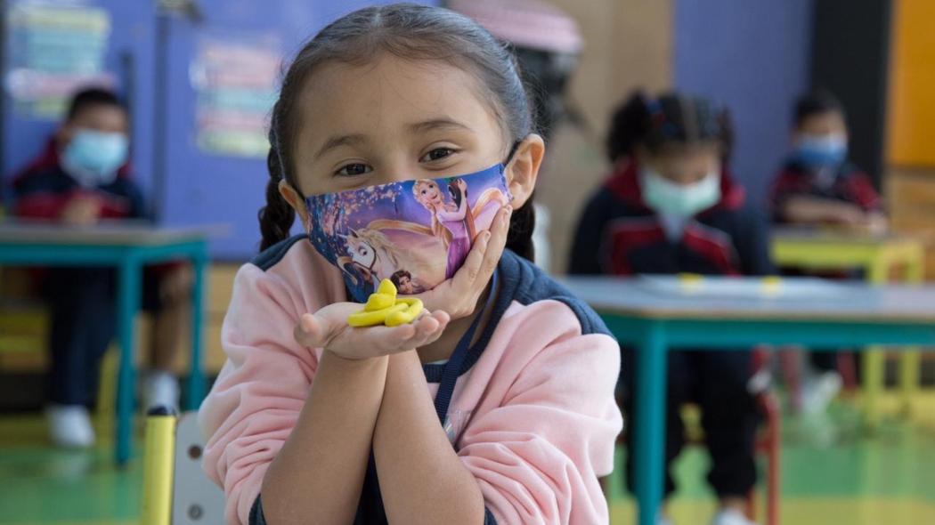 Niña en colegio