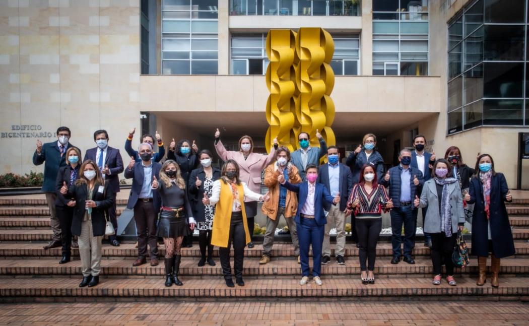 La alcaldesa, Claudia López, junto a los secretarios del Distrito luego de la firma del pacto que le apuesta a duplicar la meta trazada en la política pública de talento humano, llegando a 5 400 teletrabajadores en todas las entidades del Distrito.