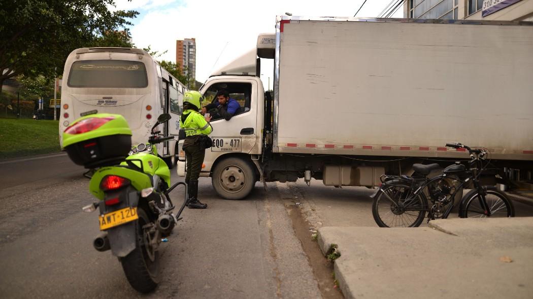 Policía conversando con conductor.