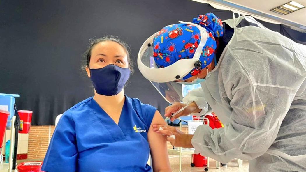 La Secretaría de Salud también pidió tranquilidad a las personas que tienen pendiente su segunda dosis de Pfizer. Foto: SubRed Norte.