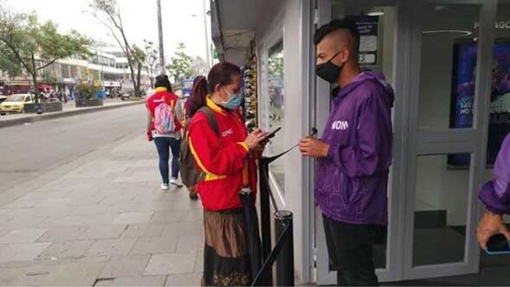 Profesionales del IPAC realizan encuestas en diferentes zonas de la ciudad. Foto: Secretaría de Ambiente.