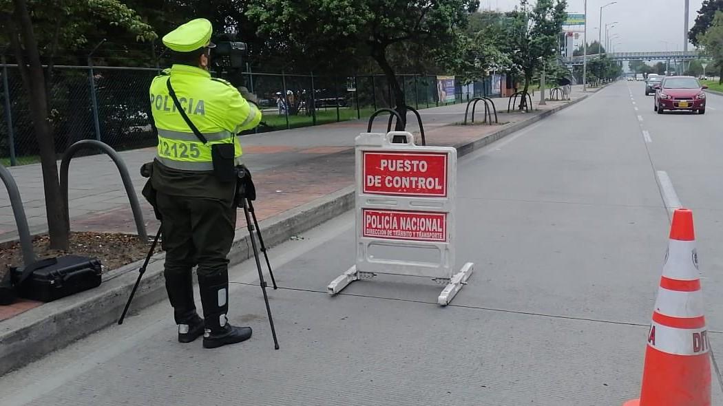 Policía en puesto de control.