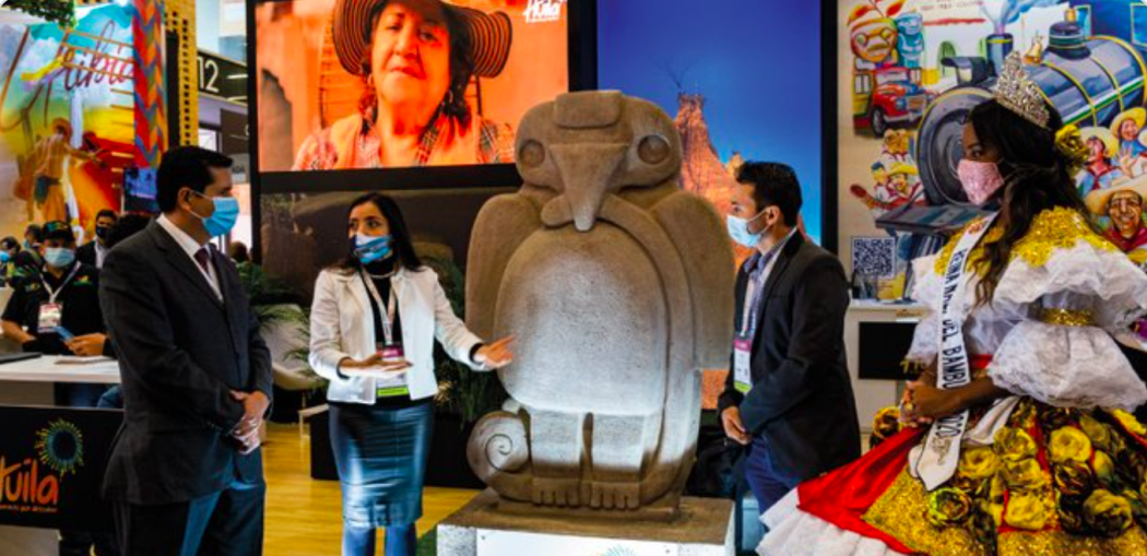 Entrega de una réplica exacta de la escultura del “Águila”, que a partir de ahora, estará ubicada en el Jardín Botánico de Bogotá. Foto: RAP-E