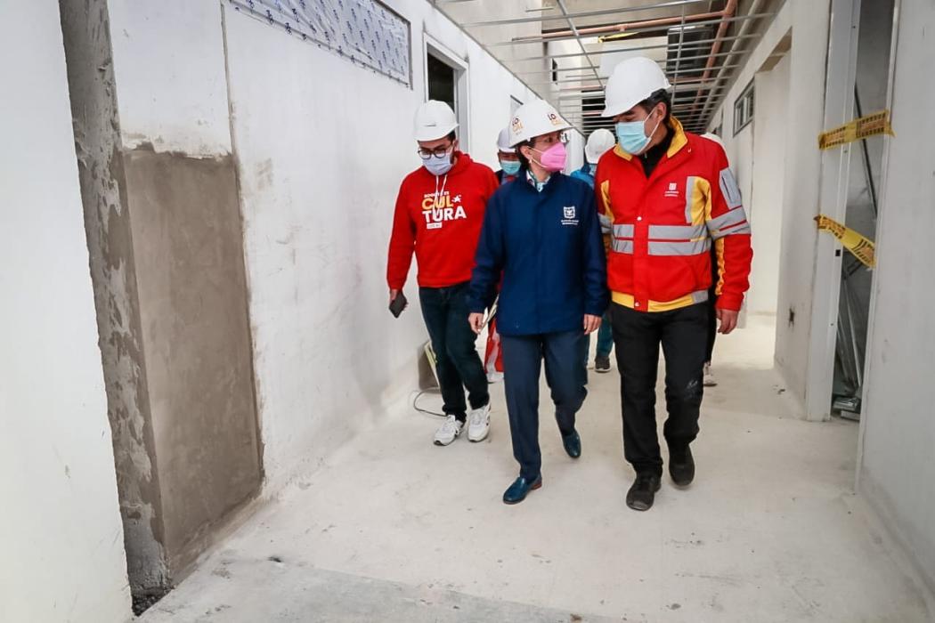 La alcaldesa, Claudia López, recorrió obras de infraestructura que cumplen con el sueño de varias generaciones de los habitantes de Ciudad Bolívar. Foto. Alcaldía.