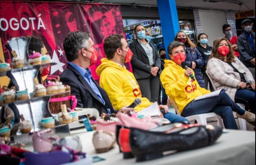 La alcaldesa Claudia López junto al secretario de Gobierno, Luis Ernesto Gómez; y representantes del PNUD y USAID, presentó desde el barrio Restrepo estas dos rutas de apoyo para pequeños emprendedores y micro y pequeños empresarios. Foto. Alcaldía.