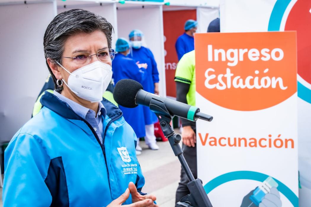 La alcaldesa, Claudia López, estuvo hoy en Compensar de la av. 68 donde avanza la vacunación para embarazadas este fin de semana. Foto. Alcaldía.